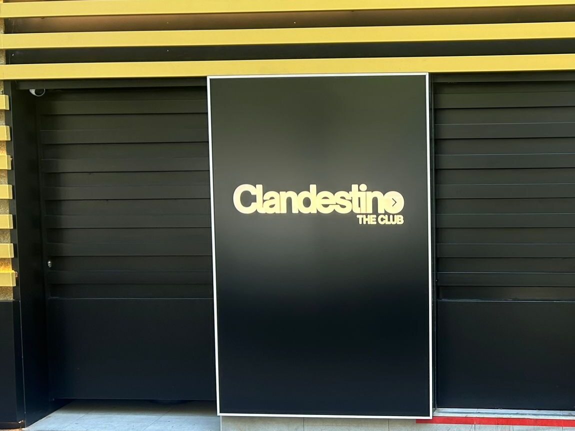Fachada de Clandestino The Club en la Avenida Teodomiro de Orihuela